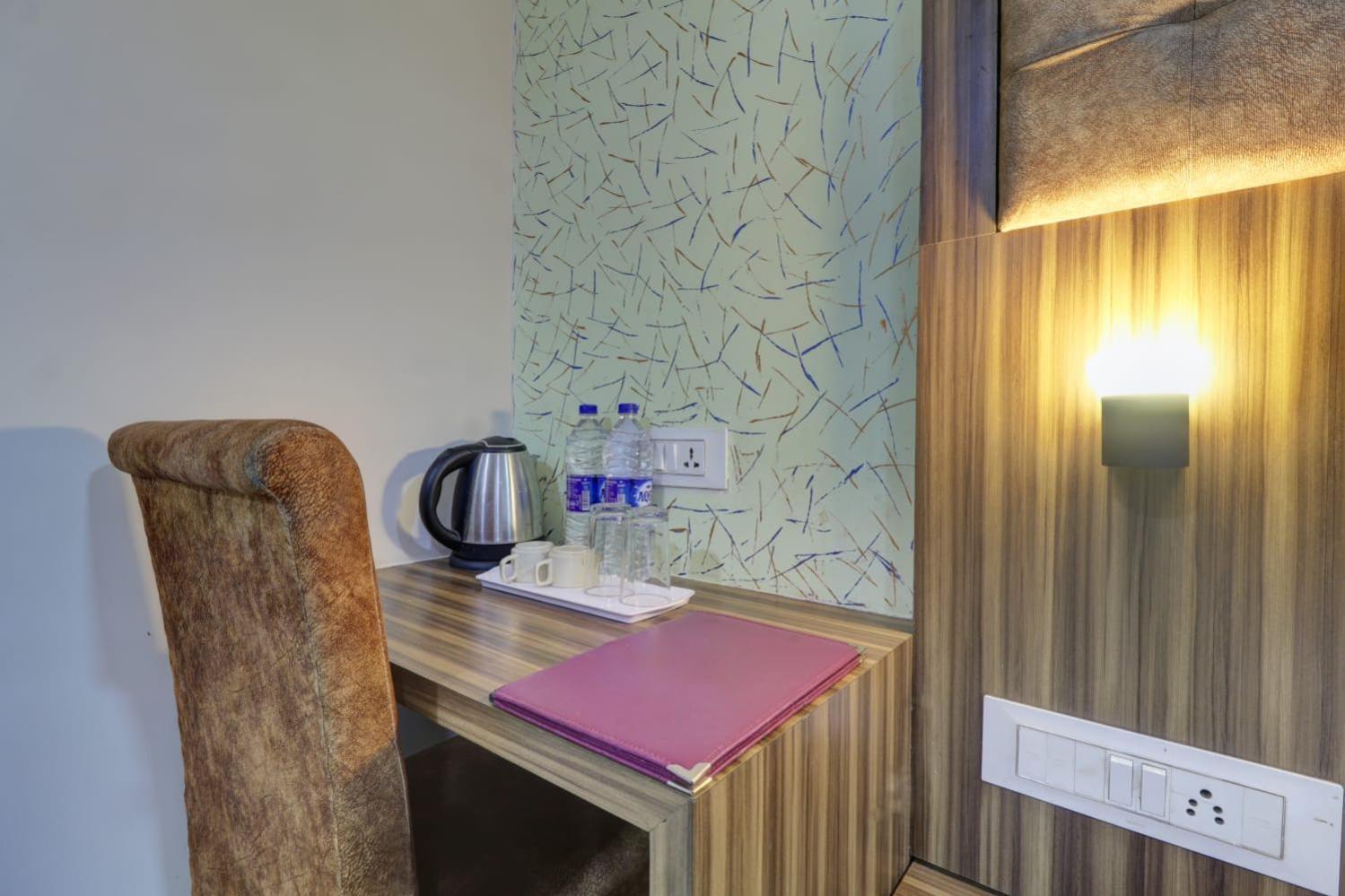 Hotel Blue Terminal Мумбай Екстериор снимка