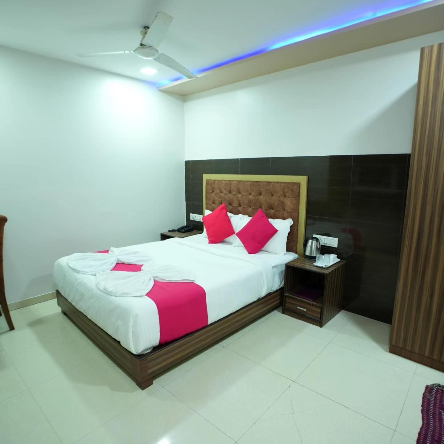 Hotel Blue Terminal Мумбай Екстериор снимка