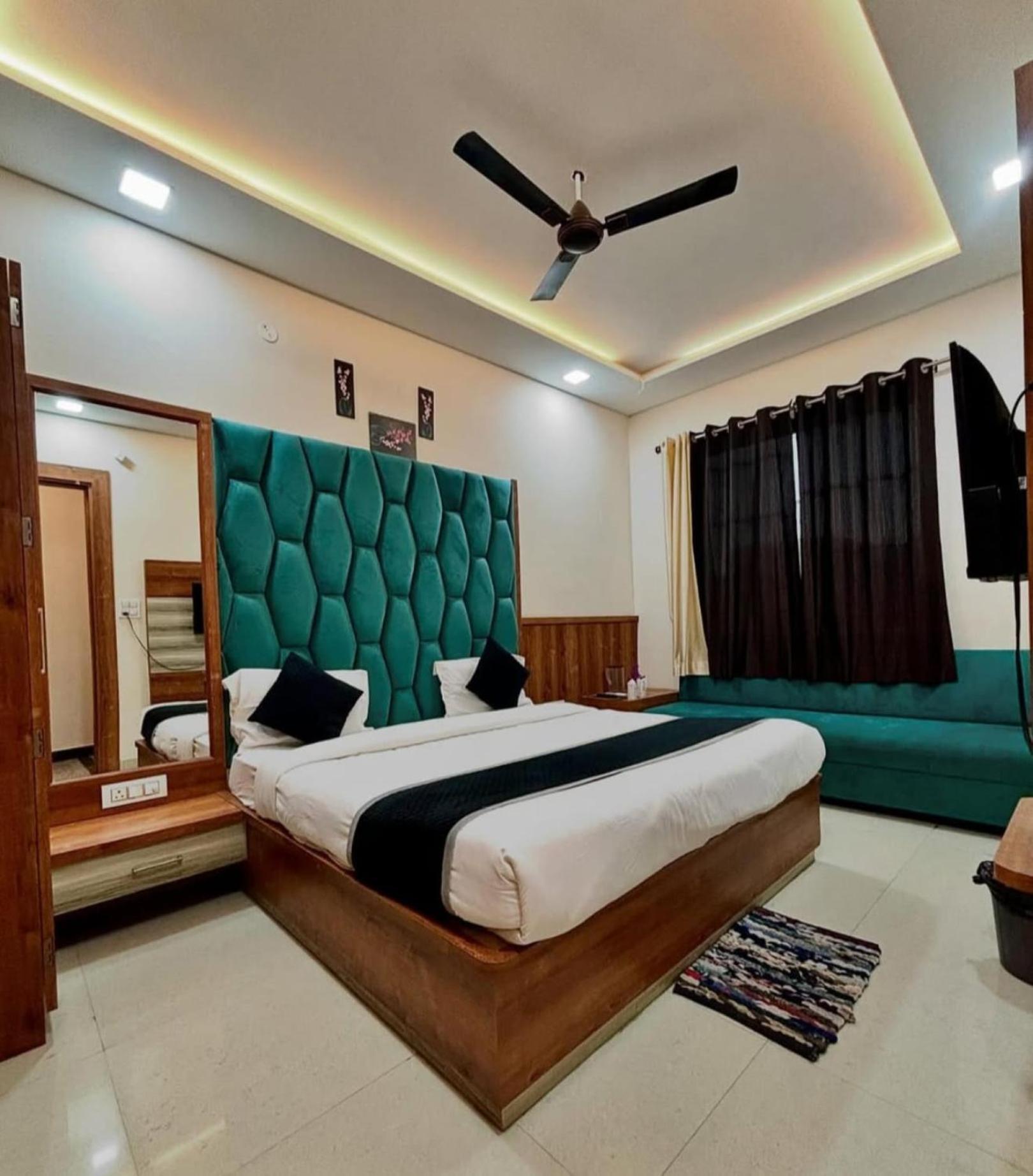 Hotel Blue Terminal Мумбай Екстериор снимка