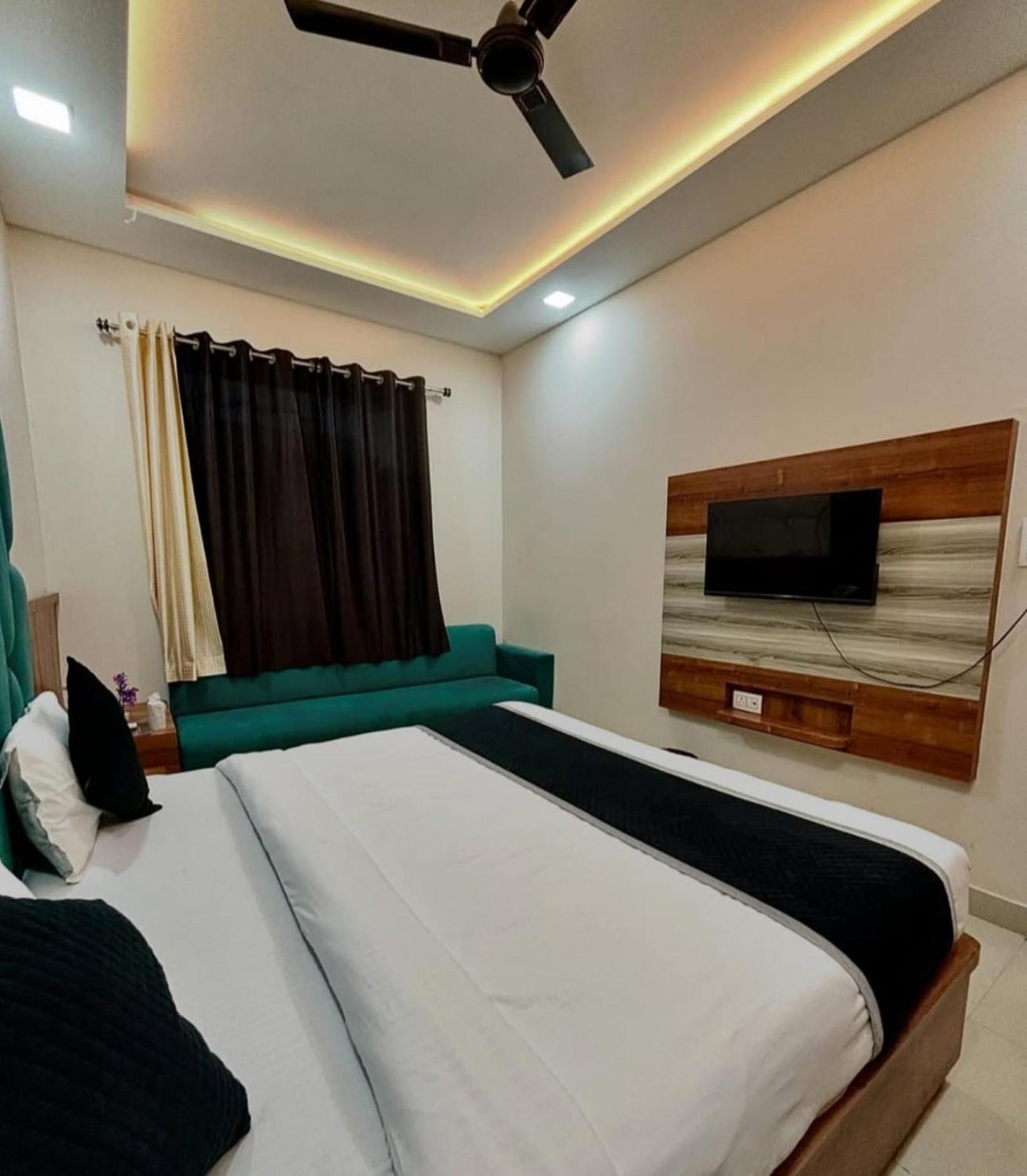 Hotel Blue Terminal Мумбай Екстериор снимка