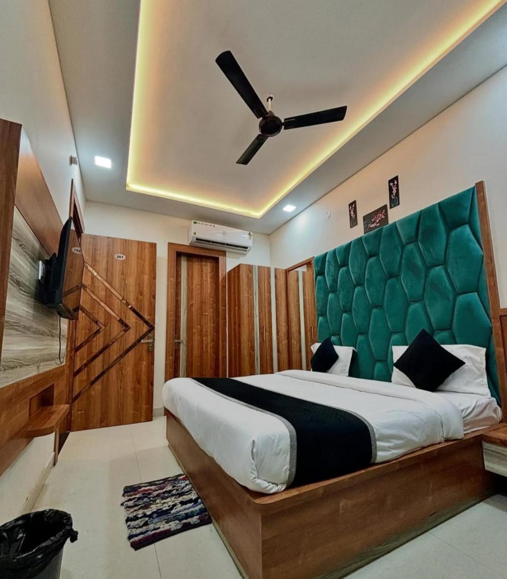 Hotel Blue Terminal Мумбай Екстериор снимка